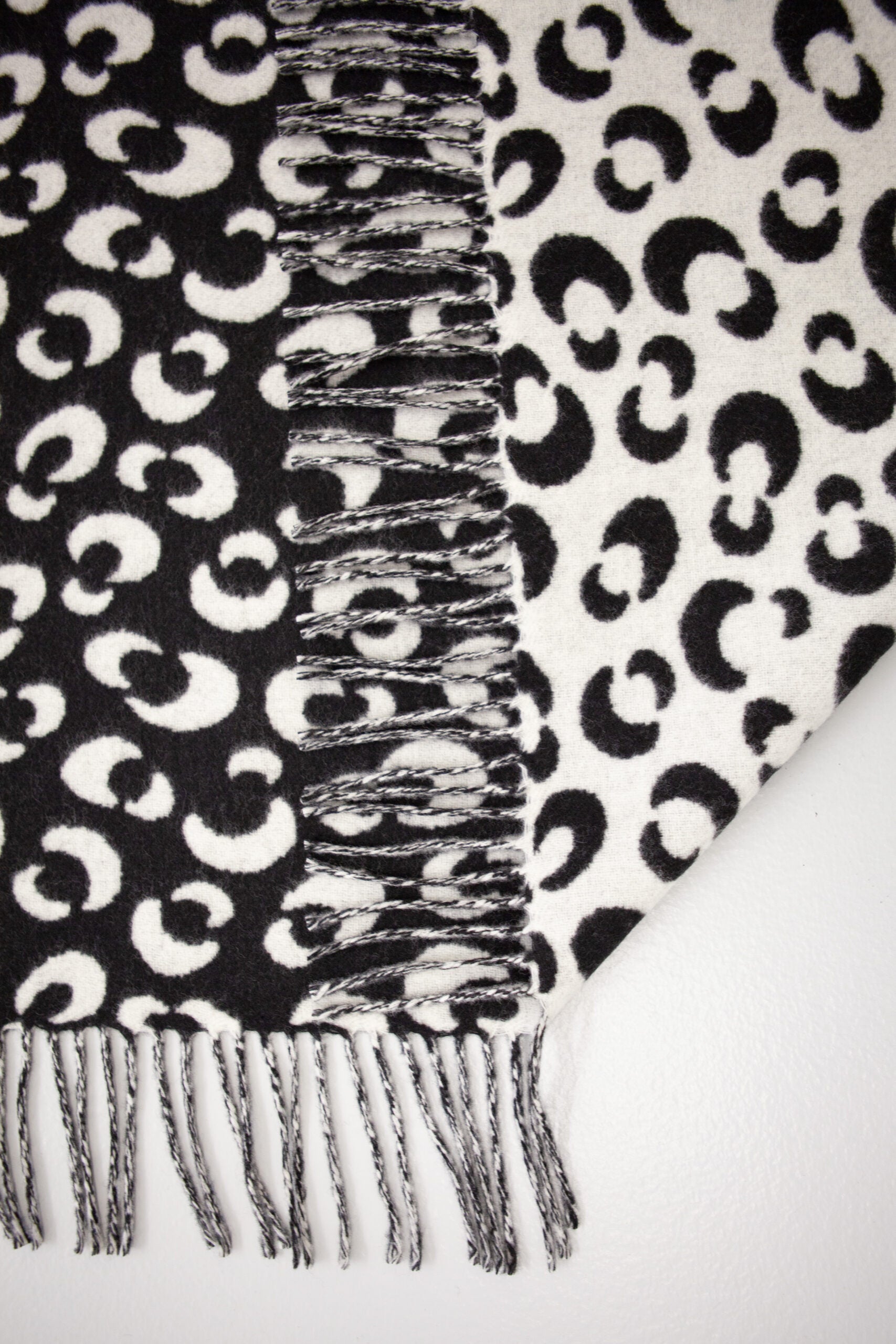 Blanket Animalia Black and White